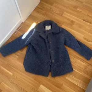 Fluffig jacka - Säljer nu min jätttefina jacka för att den har blivit för liten och inte riktigt min stil längre💗 skriv för fler bilder!💗