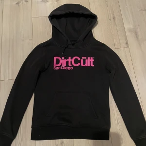 Säljer nu min dirtcult huddie i ny skick! - Säljer den då den är för liten för mig, tagit väl hand om den så den är i ny skick!
