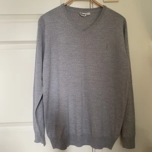 Stickad tröja  - Grå tjocktröja från Crivit i 50% merinoull. Storlek XL,  mycket bra skick. Skicka meddelande vid frågor eller fler bilder