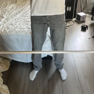 Jack&Jones gråa jeans  - Fit: straight  Skick: mycket bra Färg: grå  Riktigt snygga jeans passar till många outfits. Om man kombinerar byxorna med visa färger kan det bli en riktig dunder outfit! Skriv gärna i DM vid frågor 
