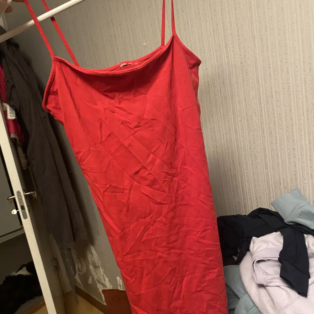 Röd kort klänning från H&M lappar är bortklippta men superfint skick. Klänningar.