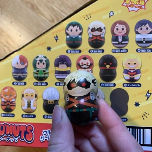 Coo’nuts Bakugo BNHA Minifigur - En liten coo’nuts figur som står och balanserar - kan knuffas över men ställer sig upp igen! Endast uttagen ur förpackning - nyskick