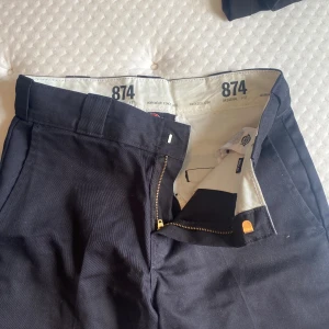 Dickies Kostymbyxor  - Svarta kostymbyxor från dickies, lågmidjade och använda ca 3 gånger 