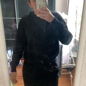 Svart Hoodie  - Nypris ca 150 kr. Har använts ett par gånger. Passar till allt 🤝🤝den har behållt färgen även efter tvätt, har alltså inte bleknat något 