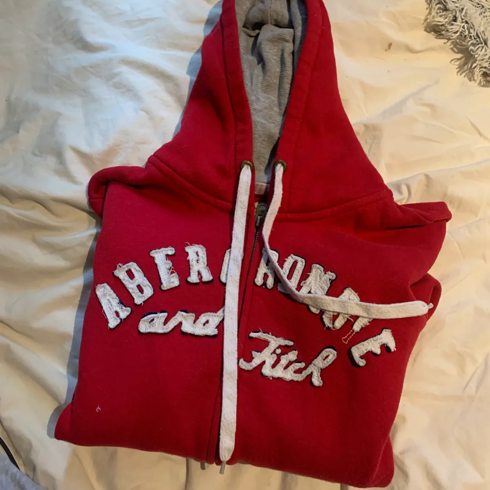 hoodie från abercrombie fitch, strl L i barnstorlek så skulle säga att den är i strl S, fint skick . Hoodies.