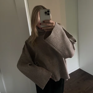 Stickad tröja - Säljer nu denna fina stickade tröjan med polokrage och vida fina armar från gina tricot då den inte används,   köparen står för frakt🫶🏽