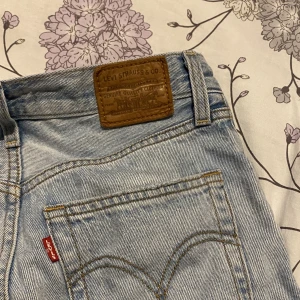 Levi’s jeans - Blå vida Levi’s jeans. Har använts ofta men är i fint skick, inga skador. Vid frågor skicka pm, köparen står för frakten🫶🏻