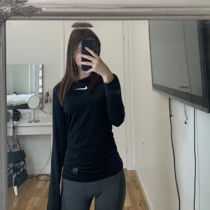 Träningströja - Använd ett fåtal gånger. Nyskick, inga tecken på användning. Säljer då den aldrig kommer till användning. Kom privat för att diskutera pris!💕