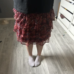 Så fin kjol!! - Fin mönstrad kjol som använts en gång!❣️ storlek 170 men passar mig som är S❣️❣️