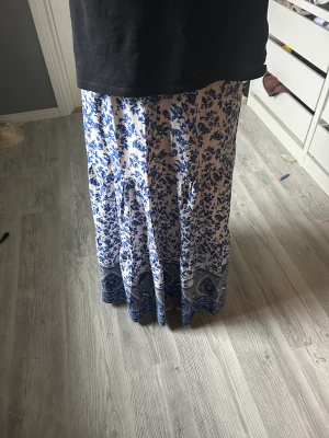 Långkjol - En så fin kjol i blått mönster, har ett hål vid fötterna på högersida, därav priset!!❣️❣️ men syns ej när man har på sig den!