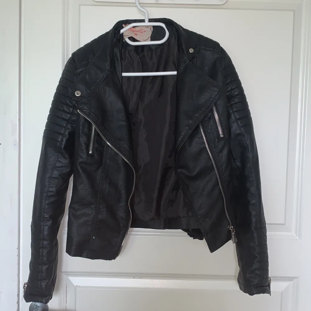 Chiquelles Voyells moto jacket skinnjacka i storlek 36 svart. Helt ny och aldrig använd, säljer den på grund av att den är för liten. Nypris 799kr. Jackor.