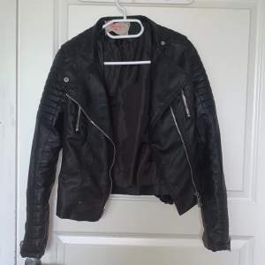 Chiquelles Voyells moto jacket skinnjacka i storlek 36 svart. Helt ny och aldrig använd, säljer den på grund av att den är för liten. Nypris 799kr
