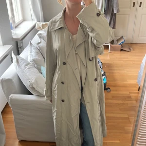 Trenchcoat - Snygg trenchcoat från Weekday i stl L (känns som M). Väldigt fint skick, använd få ggr💕❤️