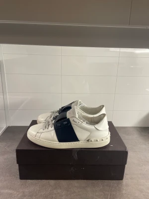 Valentino Open (Navy) - Valentino Open (Navy) - Skick: 7/10, har några märken och rätt så använda, annars rätt så fräscha! - storlekar: 41 passar 41,5-42 - Pris: 2000kr Kommer även med box