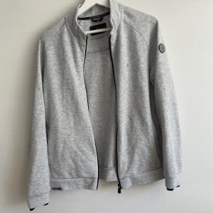 Sail Racing ziphoodie - Hör av er för mer information och bilder!