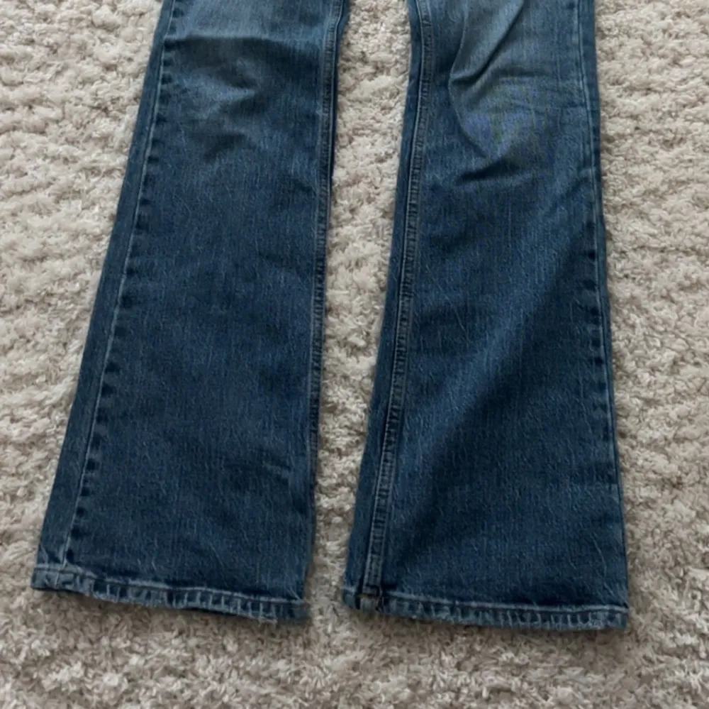 Säljer nu mina jeans från Gina Tricot då de inte kommer till användning, är i mycket sparsamt skick. Nypris 500 kr säljs för 250kr + frakt💗 går att diskutera pris vid snabb affär.. Jeans & Byxor.