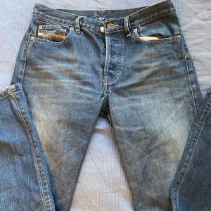 Säljer nu dessa otroliga diesel jeans som tyvärr blivit för små för mig🤍 Dom är snyggt lågmidjade och i gott skick!😊 På mig som är ca 171cm är dom något för korta🙃