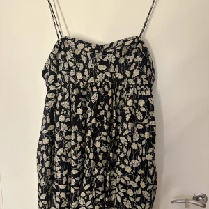 Zara klänning - Säljer denna jättefina zara klänning med inbyggda shorts. Helt oanvänd då den är för liten för mig!🩵