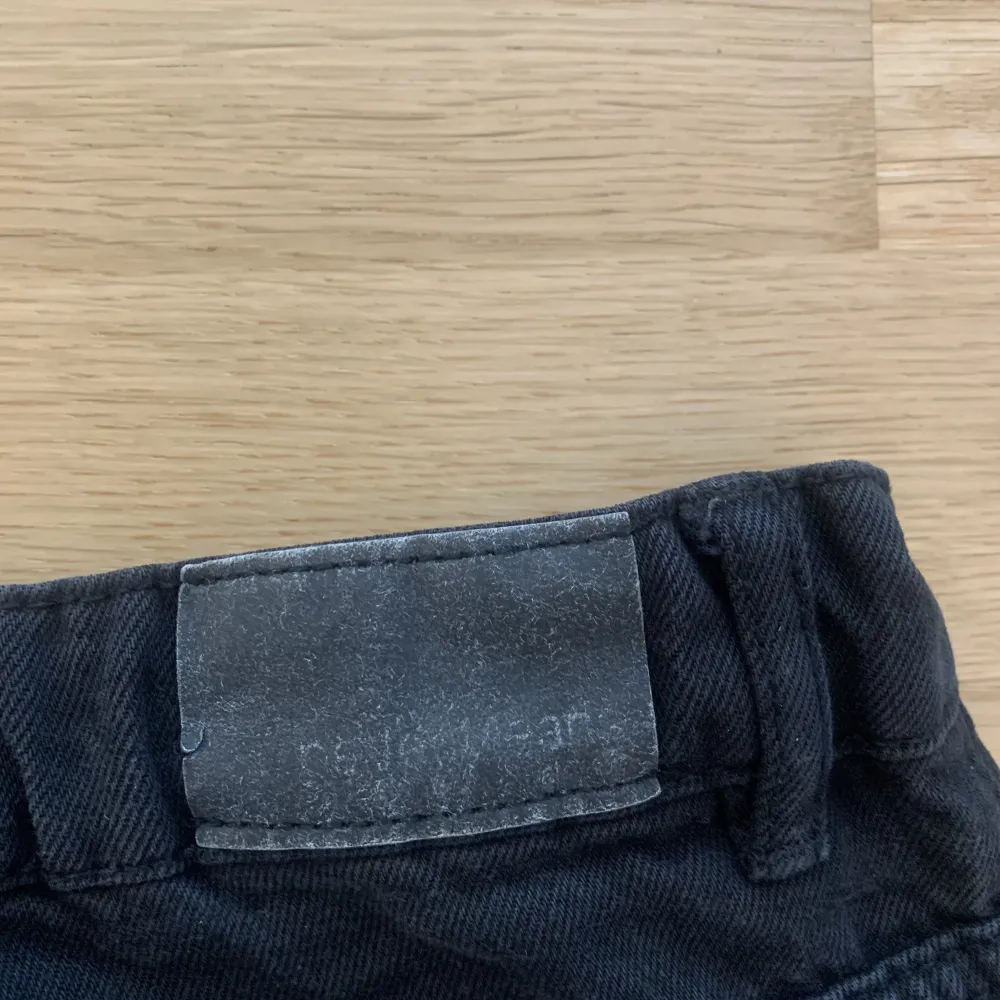Säljer dessa slutsålda jeansen från Young Gina 💞. I fint skick förutom att texten ”perfect jeans” är lite avskavd (se bild) Nypris: 299 kr Mitt pris: 140 kr (exklusive frakt) Hör av dig om du är intresserad eller har någon fråga💓 Betalas via swish!. Jeans & Byxor.