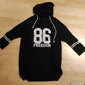 Lång sporttröja - Ny, lång och mjuk hoodie.  Den är väldigt varm och mjuk att ta på, perfekt till hösten 🍁