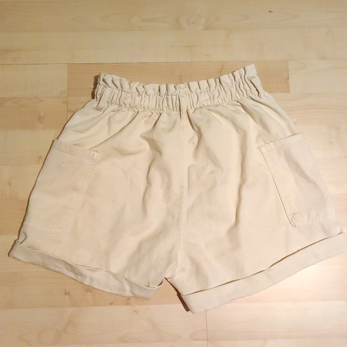 Beige shorts med stora fickor - 90