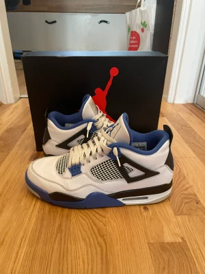 Jordan 4 motorsport  - Dom är använda i cirka 1-2 månader men har inga skador, inga håll. Dom är lite creasade men det kan man fixa enkelt med creass skydd. Buda på😃 Last sale på StockX var 550 dollar i den här storleken 🤩🔥💥  🔜🔛🔝