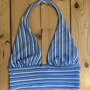 Blå topp - Säljer denna toppen från hm då den inte används. Väldigt fint skick och endast använd en gång.