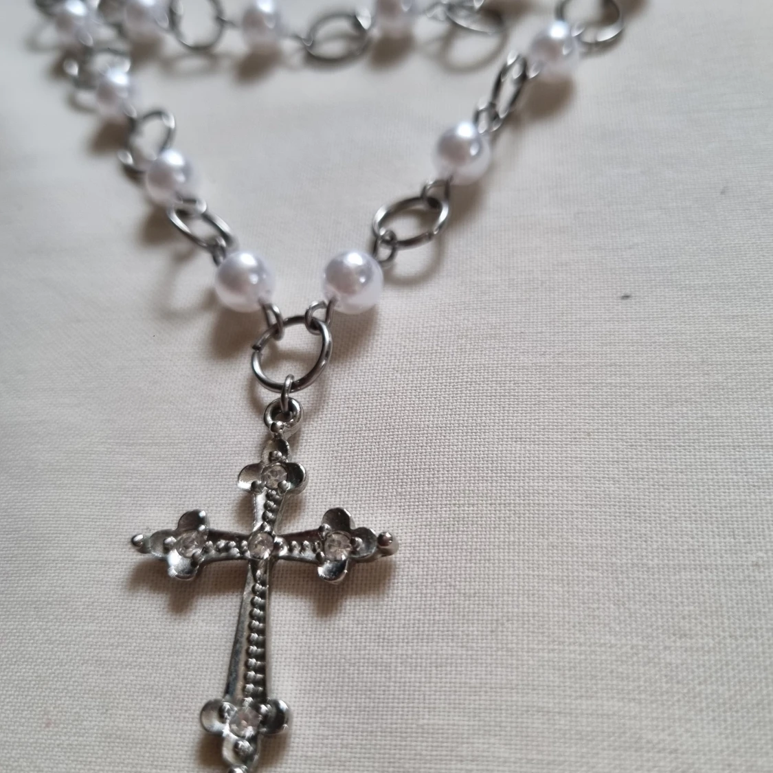 Pärlhalsband med kors y2k - 90