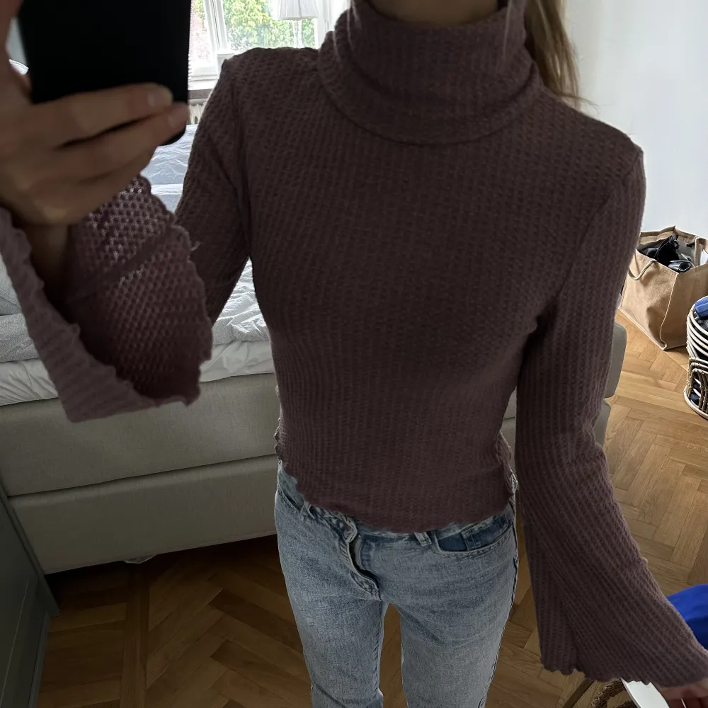 Lila/Beige/Brun polotröja i storlek S. Säljer för 50kr✨. Toppar.