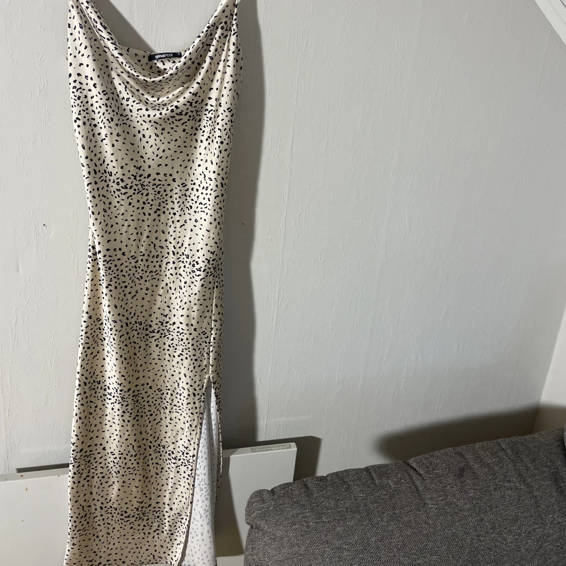 Satinklänning prickar 