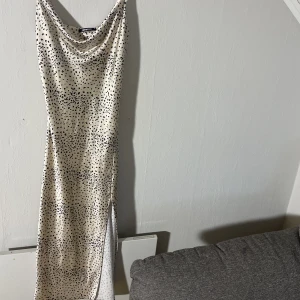 Satinklänning prickar  - Aldrig använd, helt som ny. Slits vid sidan💓