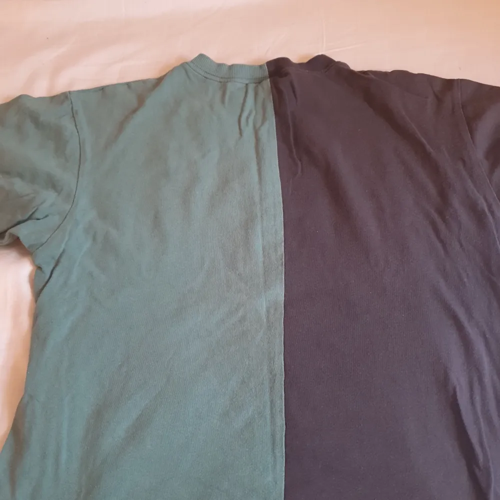 Grön och svart fotbolls tröja från divided. T-shirts.