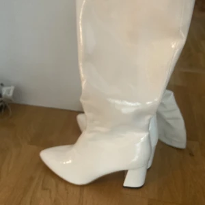 Vita boots - Säljer dessa sperfina helt oanvända boots från shein, små i strl så passar nog bäst på dig som annars har 37🤍