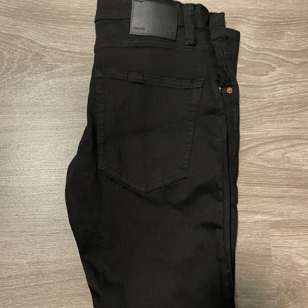 Jeans från Lager 157 i färgen svart. De har revor runt knäna. I mycket bra skick. I storlek M. . Jeans & Byxor.