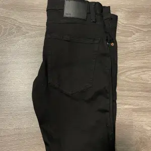 Jeans från Lager 157 i färgen svart. De har revor runt knäna. I mycket bra skick. I storlek M. 