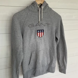 Gant huddie med snören  - Bra skick säljer pga har växt ur den 