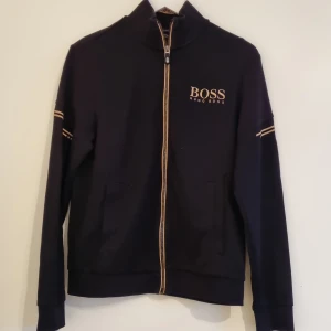 Hugo boss hoodie - Svart med guldiga detaljer. Regulare fit. Fint skick.