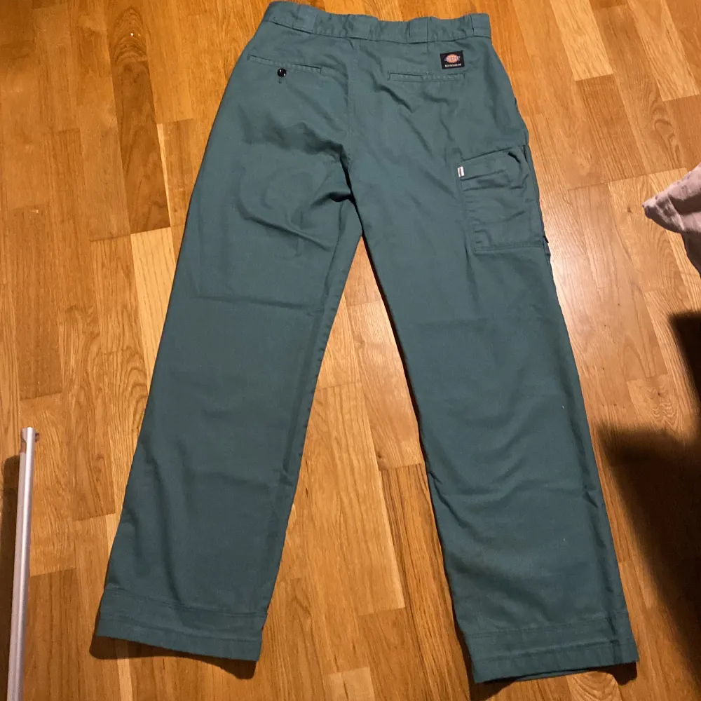 This is a dickies jeens, in good condition has extra details such as hidden pockets and good graphic designs and has a relaxed baggy fit to it. Jeans & Byxor.