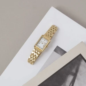 Klocka Mockberg  - Säljer nu min klocka från Mockberg då den inte används. Batteriet behövs bytas!   Kan skickas om köparen står för frakten. 500kr eller bud.  (Kartong och länkar medföljer inte).  