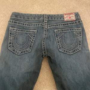 Sjukt snygga bootcut true religion jeans! Midja: 78cm Innerben: 81cm (sista bilden är lånad från förra säljaren då dessa ej passade mig)