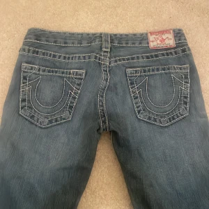 True religion jeans - Sjukt snygga bootcut true religion jeans! Midja: 78cm Innerben: 81cm (sista bilden är lånad från förra säljaren då dessa ej passade mig)