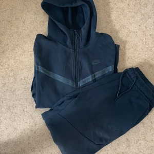 Nike tech  - behöver den inte längre och tömmer min garderob