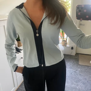 Luvjacka  - Snygg jacka med huva . Uppskattas som en M står i den 42-44.. liten i storleken.