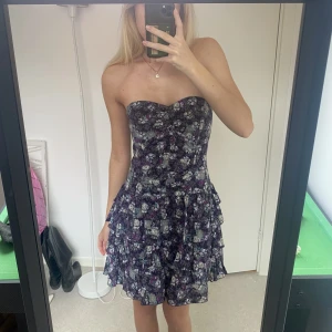 Blommig volangklänning  - Söt bandeau klänning med volanger nedtill och resår i ryggen💜