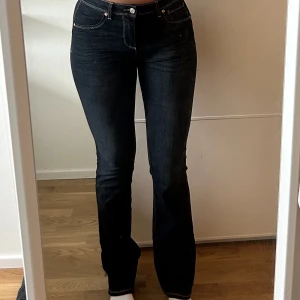 Jeans  - Mörkblåa bootcut jeans, lågmidjade i storlek 29. Är ungefär 173 cm lång och sitter perfekt i längden💞 