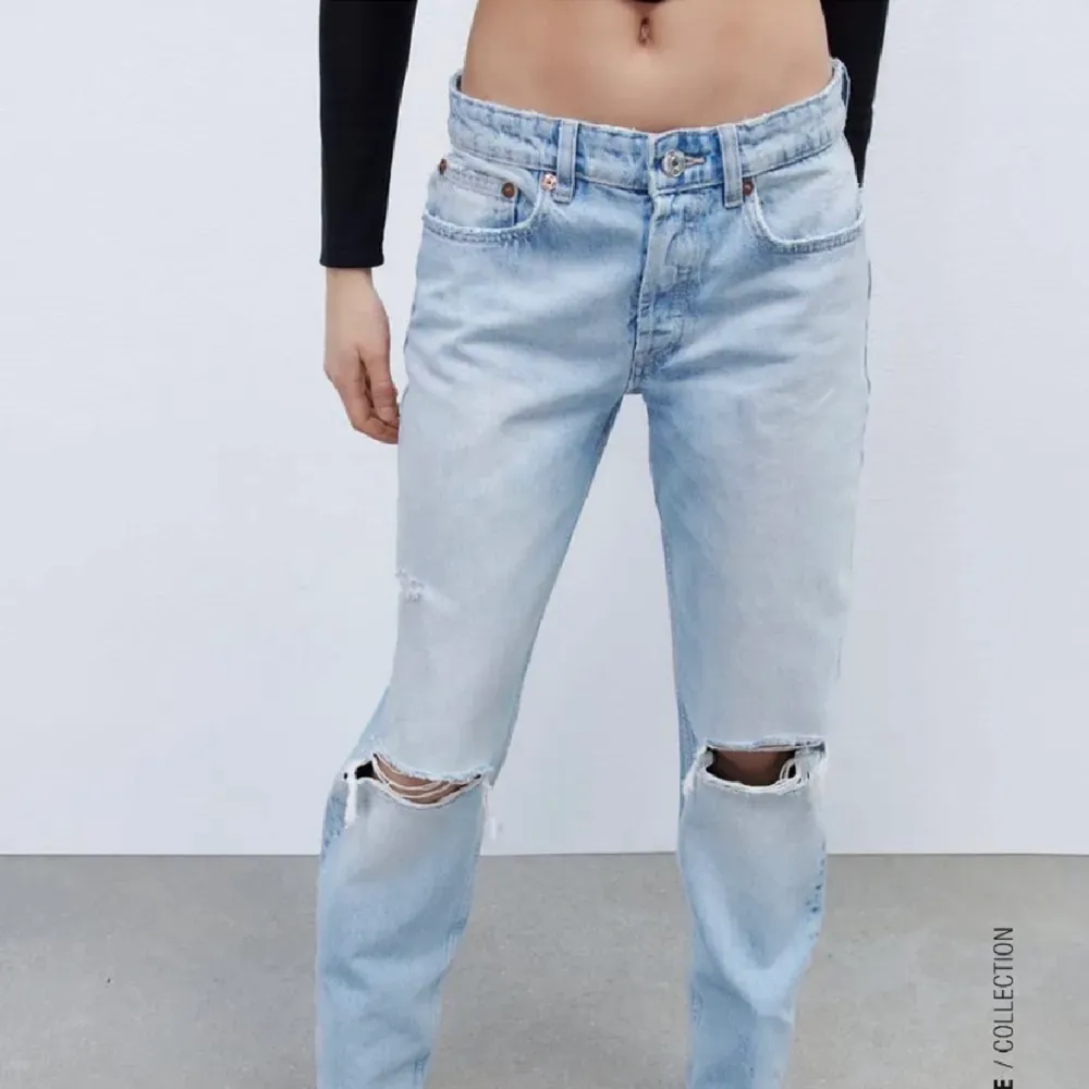 Säljer mina fina mid Rise jeans med hål från zara. De är i fint skick då jag inte använt de så mke💗 Priset kan diskuteras! Säljer pga för små för mig💕💕. Jeans & Byxor.