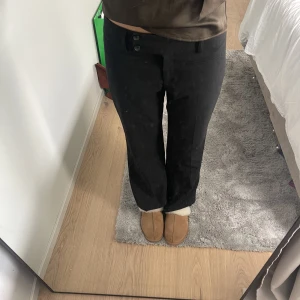 lågmidjade kostymbyxor  - Väldigt lågmidjade kostymbyxor, snygga knappar när fram. Dem passar mig exakt i längden och jag är 168cm. Säljer då dem tyvärr blivit för stora för mig. Men dem är så snygga, slulle vilja säga att dem passar en  40 eller liten 42. 