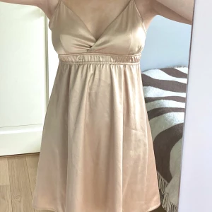 Söt kort slipklänning - Jättesöt kort slipklänning köpt second hand, men från Gina Tricot i strl 34. Passar mig som vanligtvis är S/36. Säljer för att den tyvärr inte kommer till användning :(
