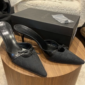 Gucci klackar - Säljer nu mina as snygga klackar från Gucci. Storlek 41 men skulle säga att dem passar en 39. Då de är slip in så passar det flera storlekar. Jätte fint skick knappt använda. Har kvar boxen och extra klacksula. 🌸