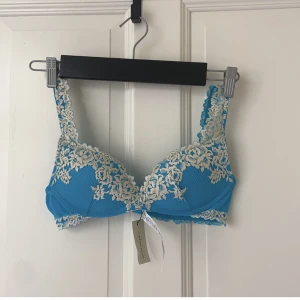 intimissimi bh - säljer min helt nya oanvända otroligt fina intimissimi bh i färgen turkos som just nu är väldigt trendig. Den har lappen kvar och säljs för att jag råkade beställa två. pris kan diskuteras men köparen står för frakt💓